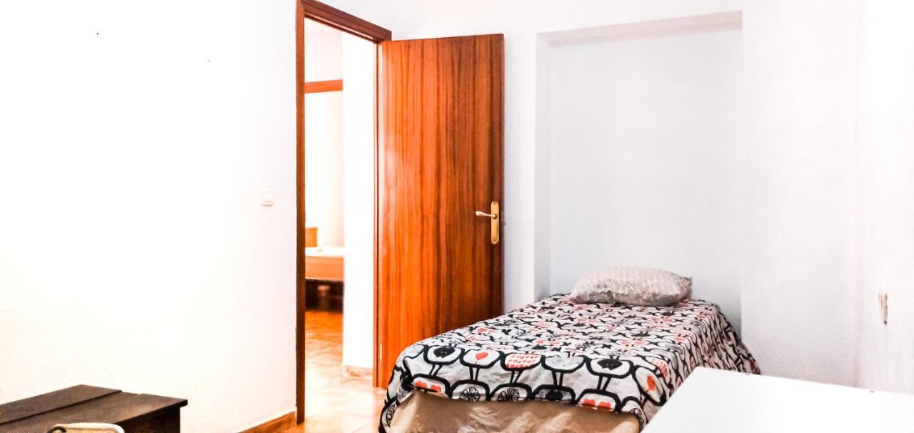 Room In Malaga Center, Homestay "Window To Road" - Habitacion En Apartamento, Ventana A La Careterra! エクステリア 写真