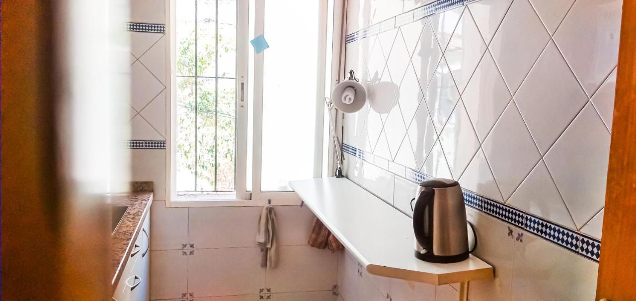 Room In Malaga Center, Homestay "Window To Road" - Habitacion En Apartamento, Ventana A La Careterra! エクステリア 写真