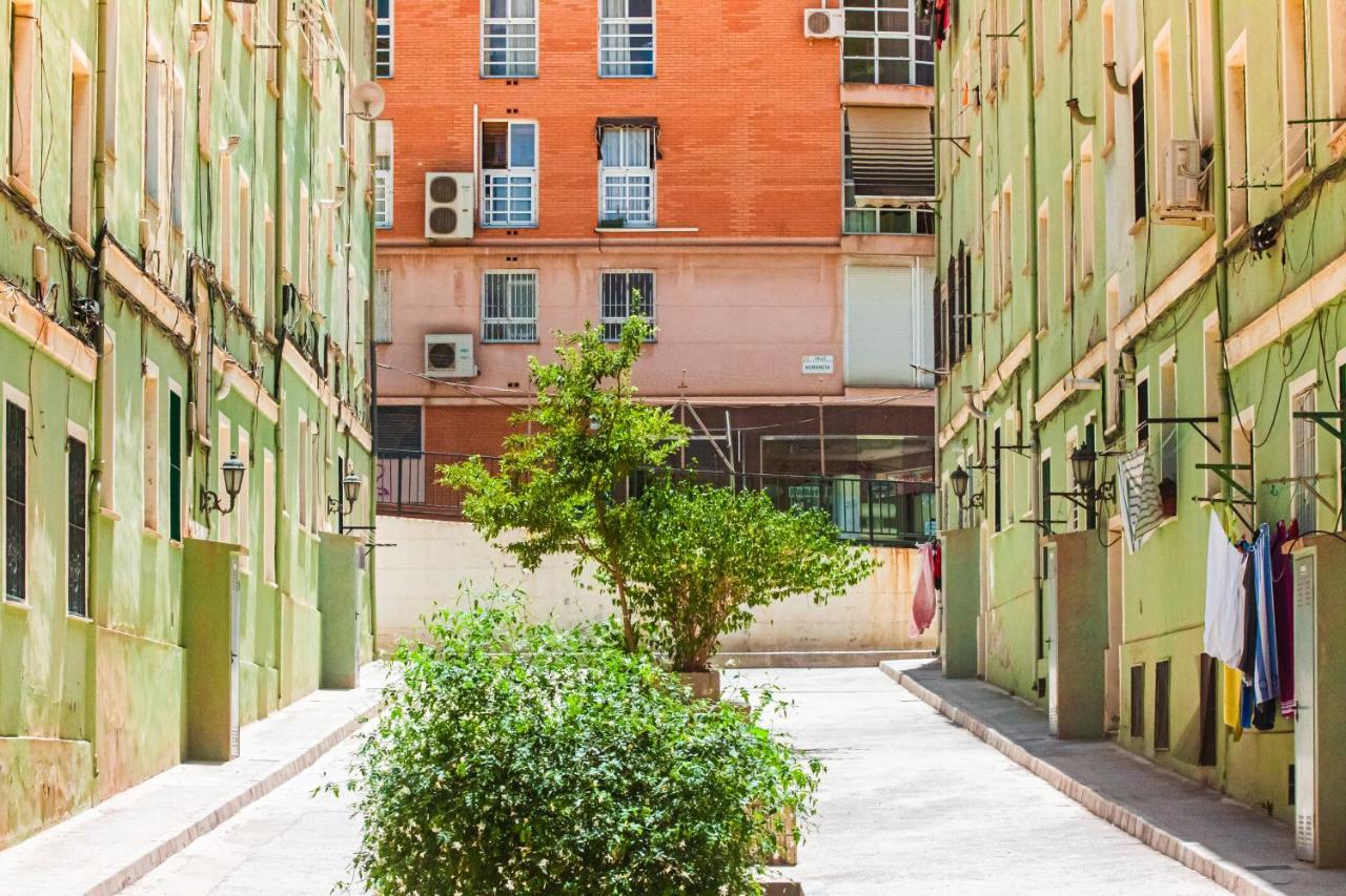 Room In Malaga Center, Homestay "Window To Road" - Habitacion En Apartamento, Ventana A La Careterra! エクステリア 写真